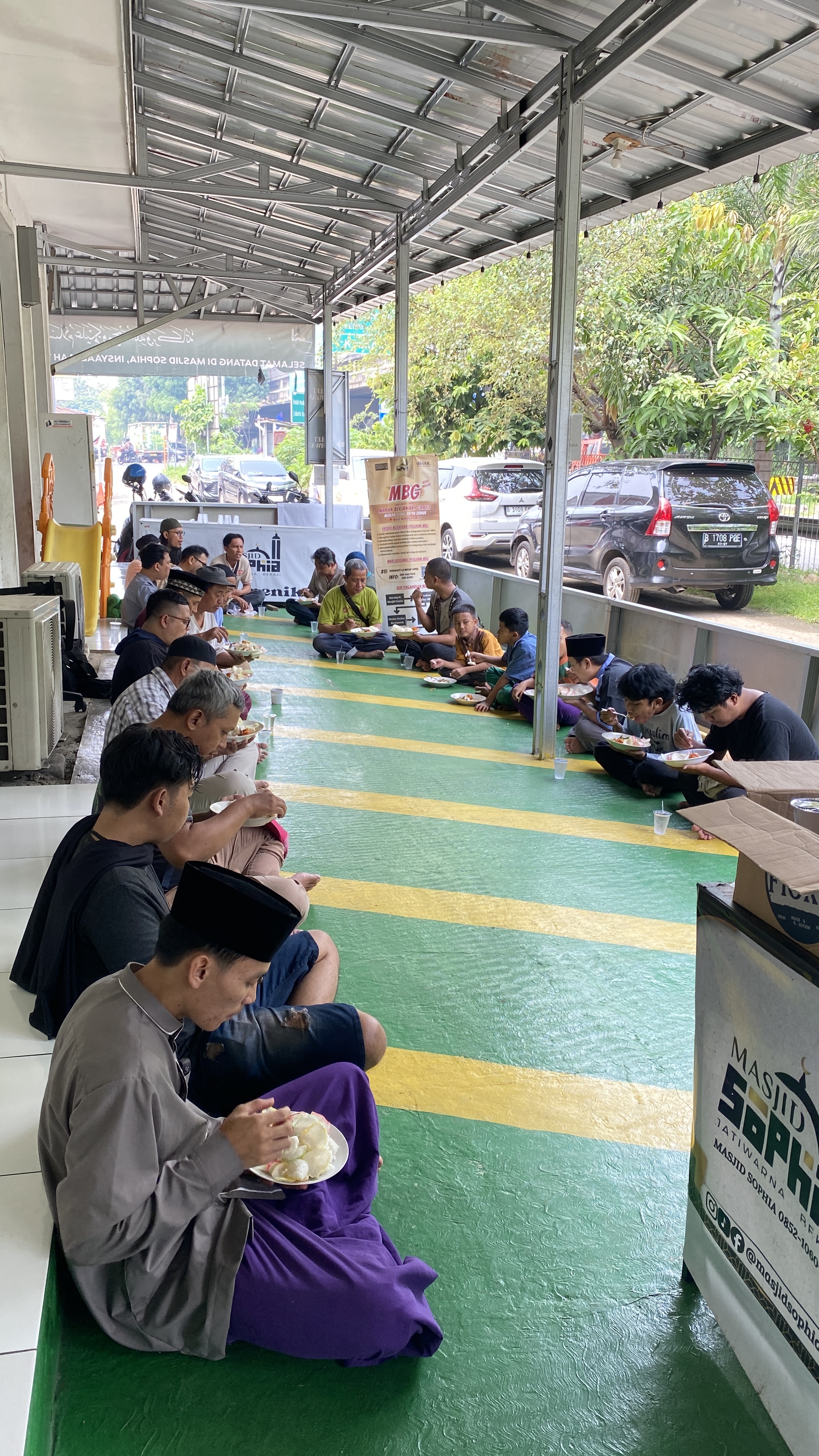 Makan Berjamaah di Lantai