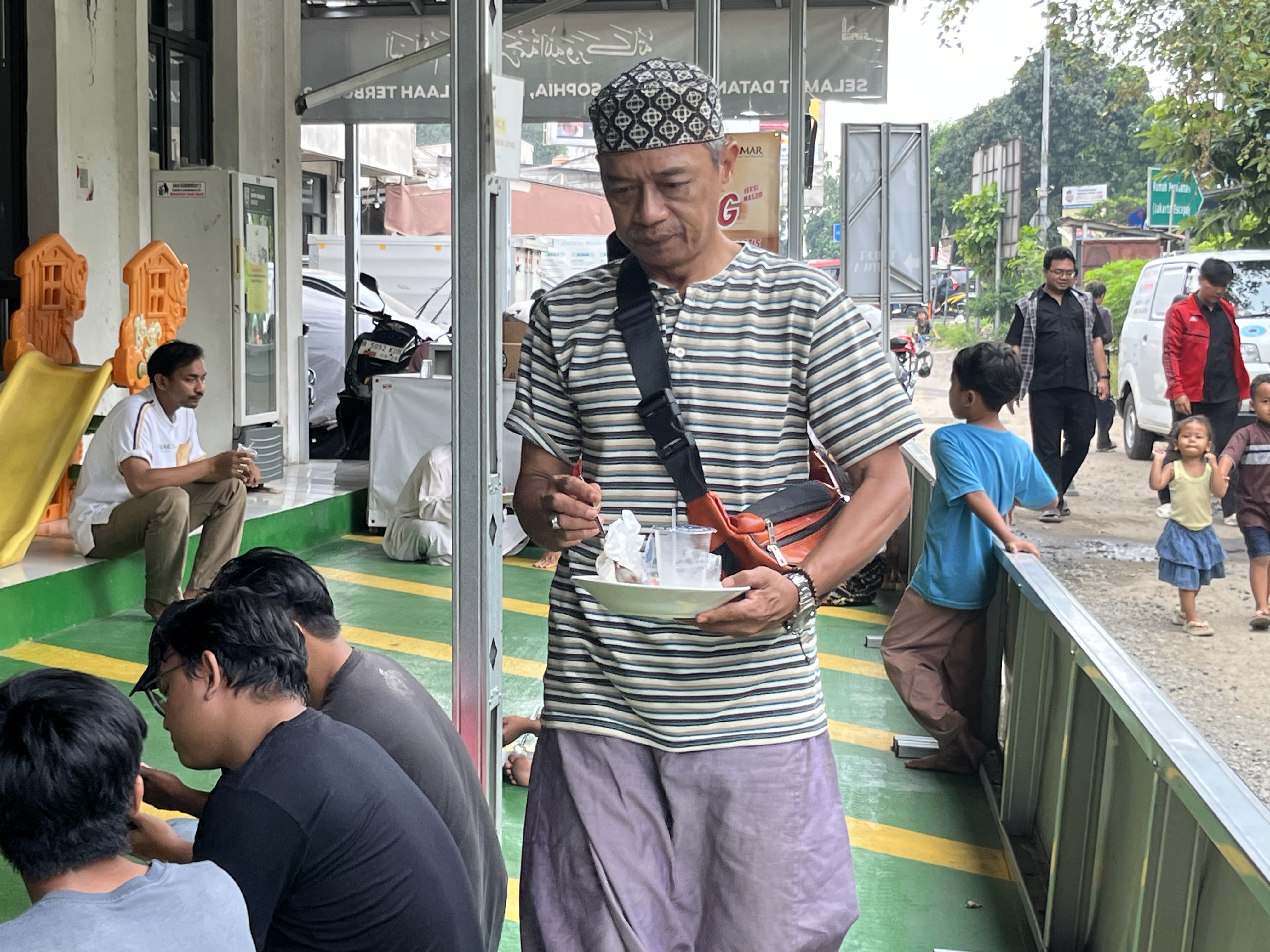 Jamaah Makan di Area Masjid