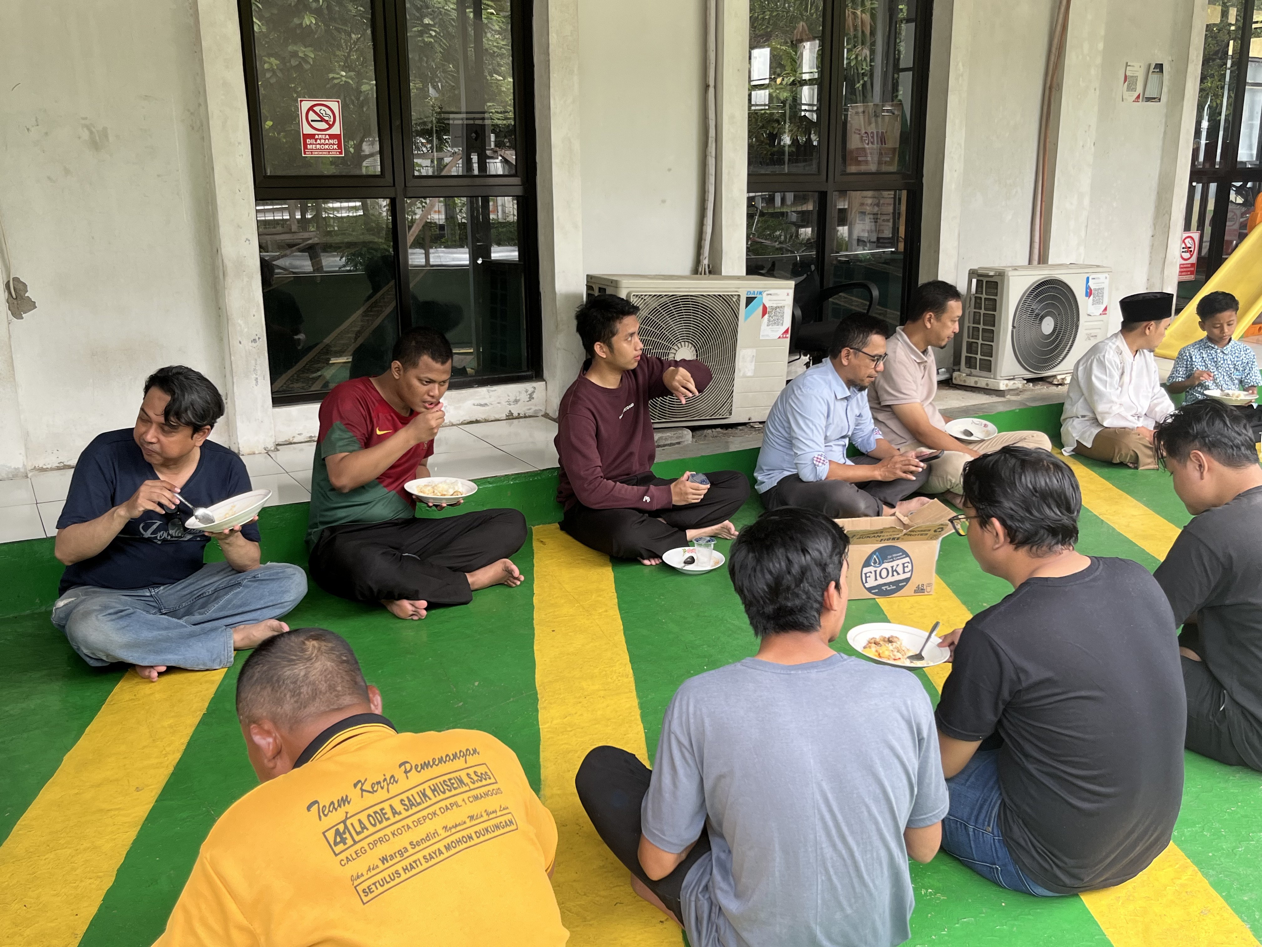 Makan Bersama di Lantai