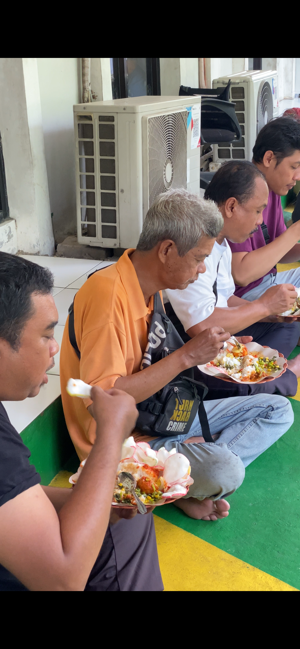 Nikmati Hidangan Bersama